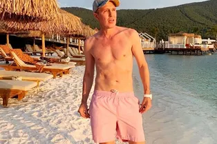 Загорелый Игорь Верник показал обнаженный торс на пляже в Турции