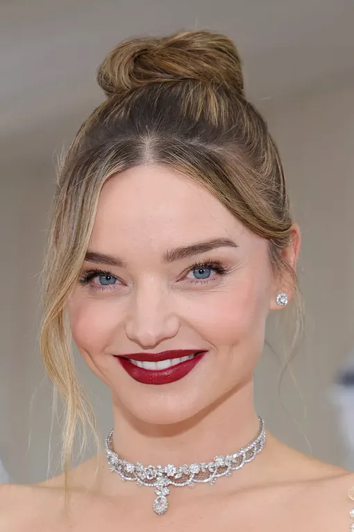 Высокий пучок и челка-шторка делают круглое лицо Миранды Керр визуально более вытянутым