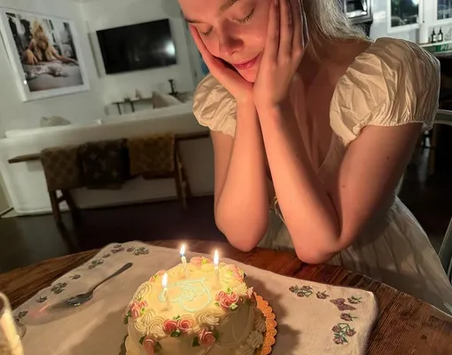 Эль Фаннинг показала именинный торт