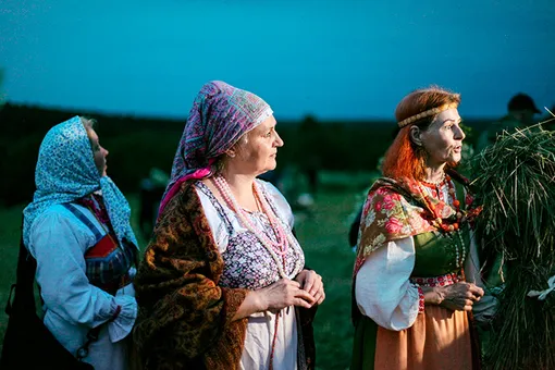 Праздник Ивана Купалы до сих пор отмечают по старинным народным традициям Участницы праздника Ивана Купалы в народных костюмах во время купальских обрядов вечером