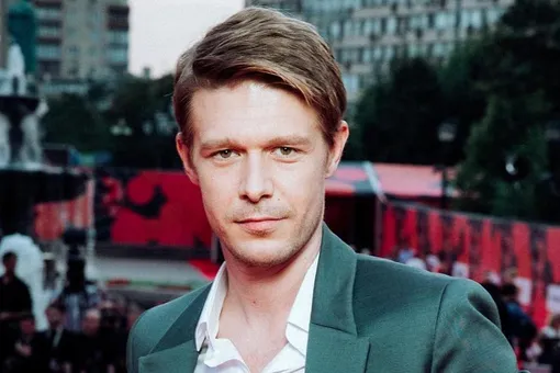 Никита Ефремов снялся с обнаженным торсом посреди реки