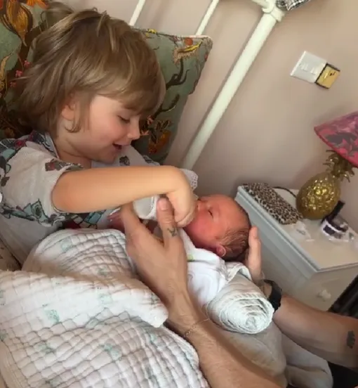 Клара Пэджет показала милые кадры с сыновьями