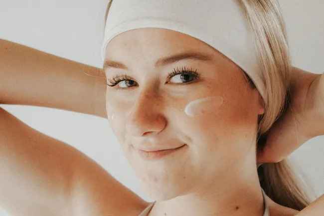 «Сияй!»: как лимонная кислота действует на кожу и кому она нужна