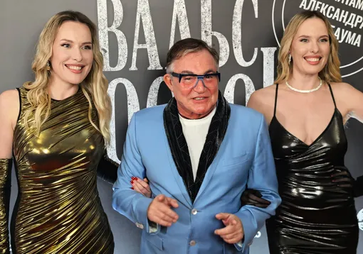 Дмитрий Дибров с сестрами-близняшками Катей и Волгой Король на красной дорожке Дмитрий Дибров с сестрами-близняшками Катей и Волгой Король на красной дорожке