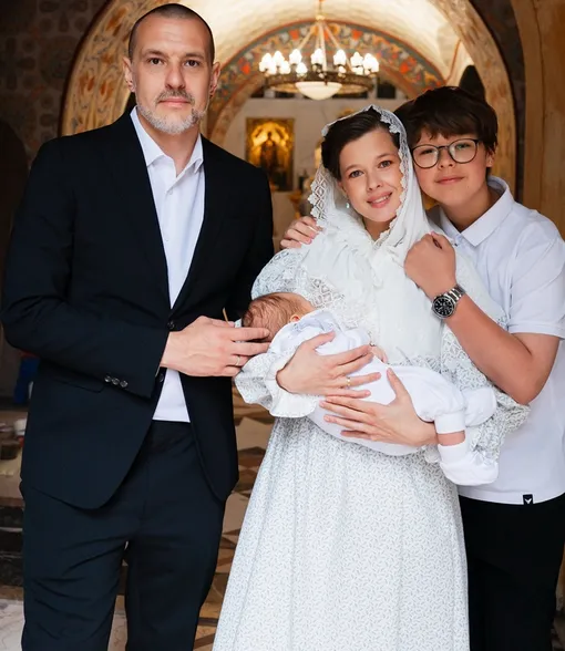 Руслан Панов и Катерина Шпица с сыном и старшим сыном актрисы Тимофеем