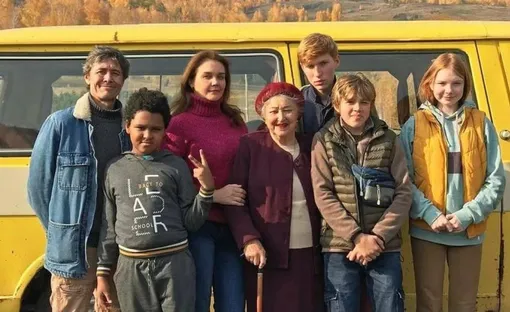 Габриэль Адесокан и другие актеры фильма «Семья года»