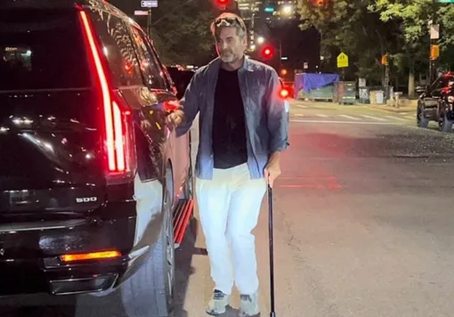 Джим Кёртис опирался на трость