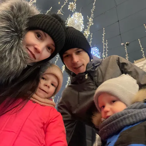 Мария с мужем и детьми в Москве Мария с мужем и детьми в Москве
