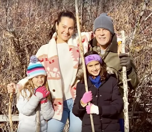 Брюс Уиллис с женой и дочерьми