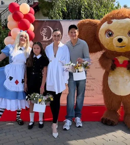 Агата Муцениеце с детьми Агата Муцениеце с детьми