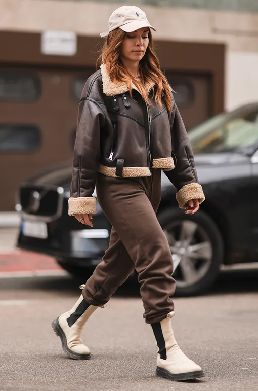 Дерзкий образ с женской осенней курткой из дубленой кожи.