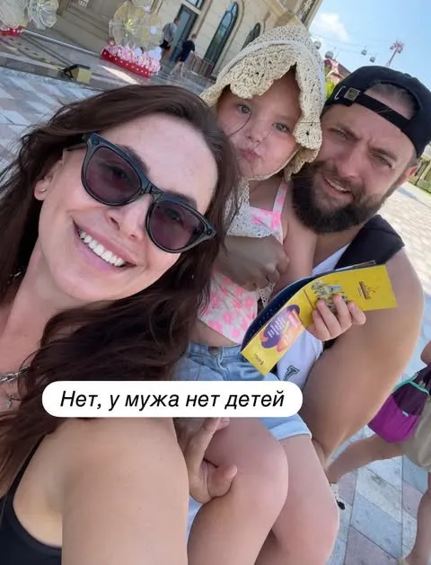 Наталья Фриске с мужем и дочерью