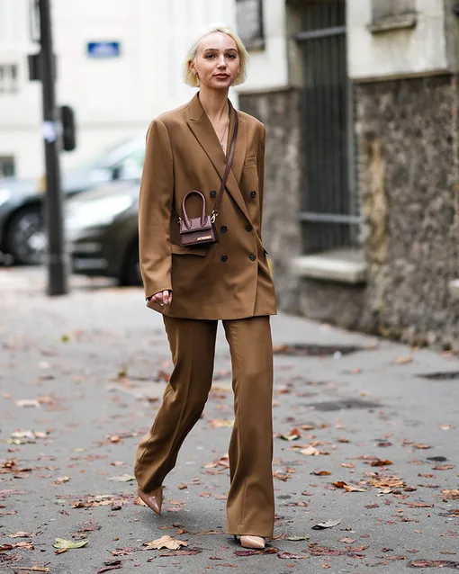 Двубортные пиджаки отлично смотрятся в тандеме с широкими прямыми брюками в пол.