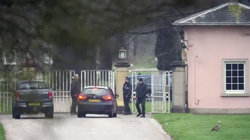 Эндрю Маунтбеттена-Виндзора задержали в его доме в Норфолке Эндрю Маунтбеттена-Виндзора задержали в его доме в Норфолке