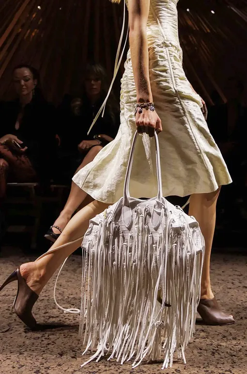Alexander McQueen весна-лето 2026 Alexander McQueen весна-лето 2026