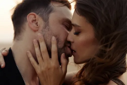 «Сладкий ноябрь»: Алексей Чадов показал горячий поцелуй с женой на отдыхе