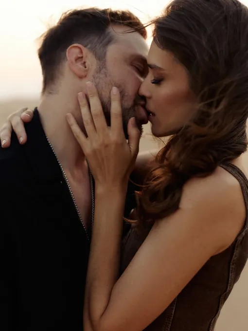 Алексей Чадов страстно поцеловал Лейсан Галимову