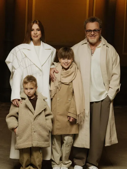 Наталья Подольская и Владимир Пресняков с детьми