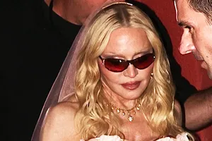 Корсет, мини и колготки в сетку: Мадонна в сексуальном наряде невесты вышла в свет с молодым бойфрендом