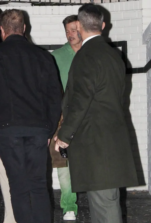 Брэд Питт с гостями вечеринки