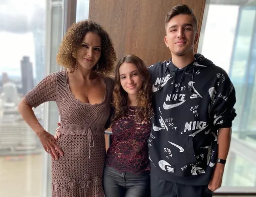Флоранс Илли-Хворостовская с дочерью Ниной и сыном Максимом Флоранс Илли-Хворостовская с дочерью Ниной и сыном Максимом