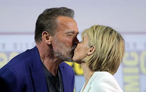 Актер приветствовал напарницу страстным поцелуем Актер приветствовал напарницу страстным поцелуем