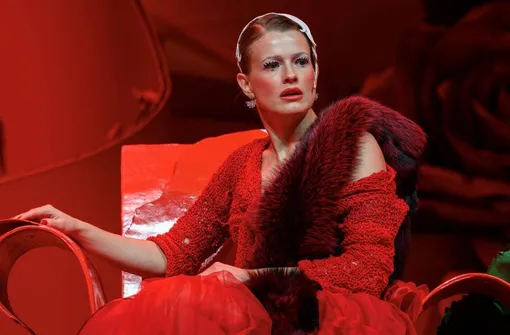 Софья Эрнст в спектакле «8 разгневанных женщин» на сцене МХТ имени Чехова