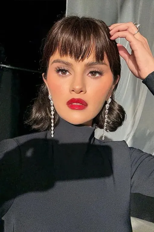 Селена Гомес показывает, как рваная челка может преобразить любую прическу