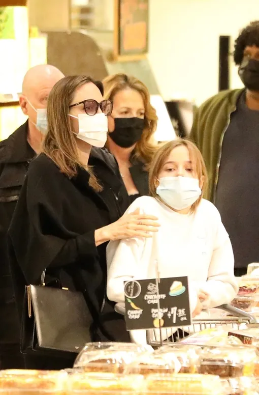 Джоли старается не бросать детей, а всегда брать с собой