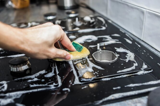 What to add to water to quickly clean the stove: advice from professional cleaners
