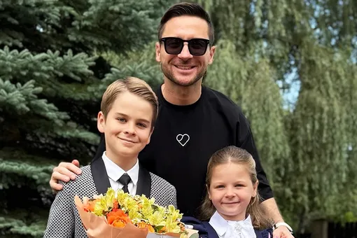 «Аня — первоклашка! Никита — в 5-й!»: Сергей Лазарев проводил детей в школу «Аня — первоклашка! Никита — в 5-й!»: Сергей Лазарев проводил детей в школу