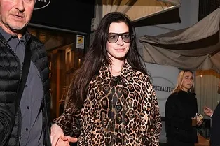 Энн Хэтэуэй впервые вышла на публику после появления слухов о подтяжке лица из-за ее внешнего вида на «Оскаре-2026» Энн Хэтэуэй впервые вышла на публику после появления слухов о подтяжке лица из-за ее внешнего вида на «Оскаре-2026»