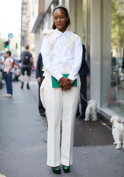 модные образы с белой рубашкой