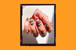 Пижама, леденцы и мохеровый свитер: 15 стильных идей маникюра с трендовыми полосками