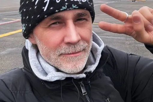 «Хрустнуло так, что из глаз посыпались звездочки»: сломавший ногу лидер группы «Мираж» Алексей Горбашов дал концерт «Хрустнуло так, что из глаз посыпались звездочки»: сломавший ногу лидер группы «Мираж» Алексей Горбашов дал концерт
