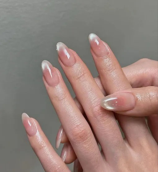 Стеклянные кончики — один из самых необычных дизайнов на длинные ногти в марте 2026 года