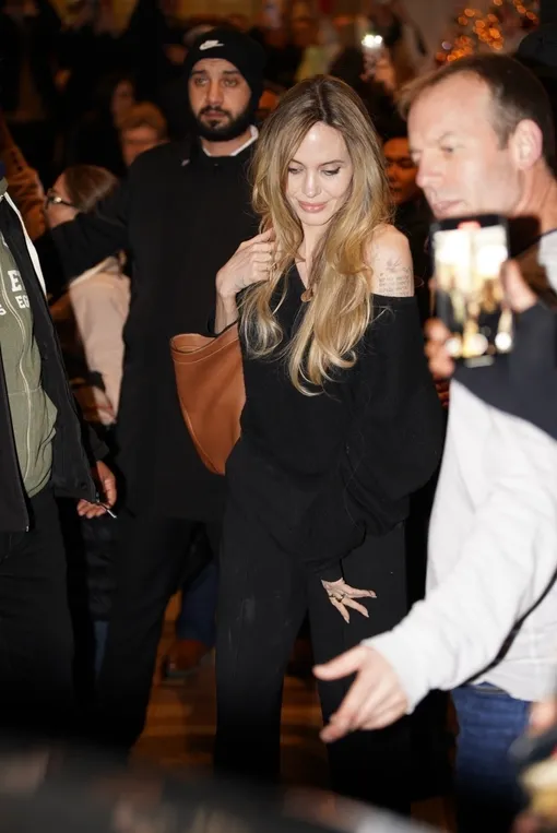 Анджелина Джоли с обнаженным плечом