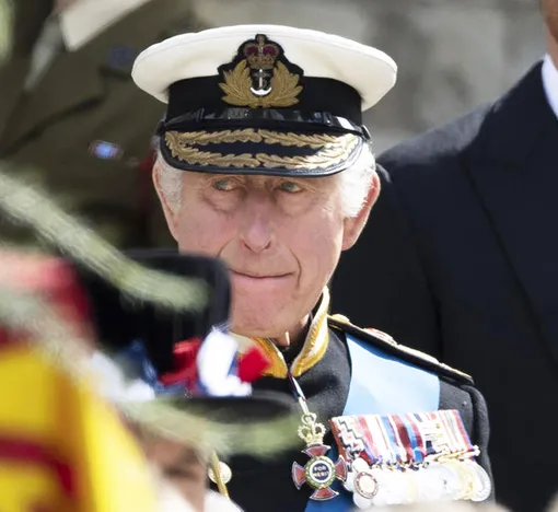 Король Карл III (на тот момент принц Чарльз) на похоронах мамы