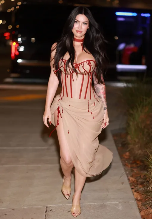 Меган Фокс впервые вышла в свет после родов Меган Фокс впервые вышла в свет после родов