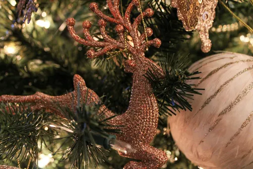 how to decorate a Christmas tree in the year of the snake