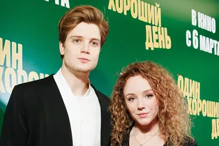 Анастасия Талызина обнималась с мужем на премьере фильма в Москве Анастасия Талызина обнималась с мужем на премьере фильма в Москве
