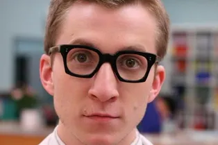 Боря Левин из «Интернов» бросил кино и устроился работать официантом в Лондоне Боря Левин из «Интернов» бросил кино и устроился работать официантом в Лондоне