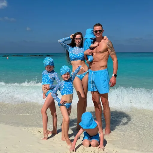 Анастасия Костенко и Дмитрий Тарасов с детьми Анастасия Костенко и Дмитрий Тарасов с детьми