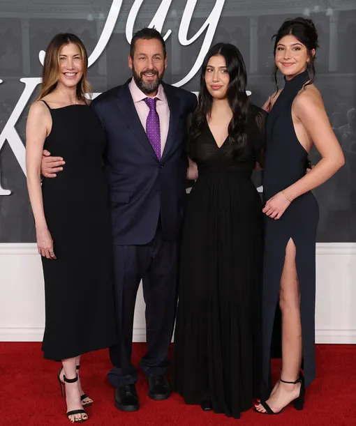 Адам Сэндлер с женой и дочерьми