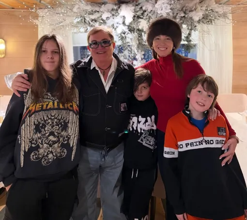 Дмитрий и Полина Дибровы с детьми