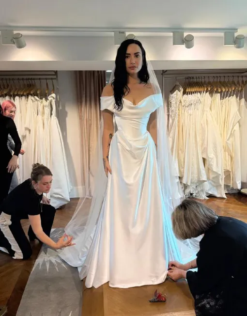 Деми Ловато на примерке свадебного платья Деми Ловато на примерке свадебного платья