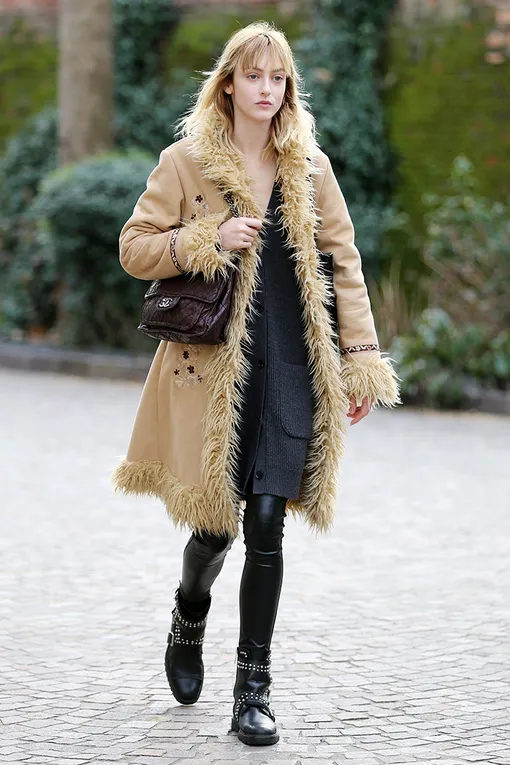 модные образы с брюками из кожи