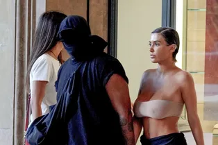 Новая эпатажная выходка: Канье Уэст заставил «голую» жену позировать в толпе во Флоренции Новая эпатажная выходка: Канье Уэст заставил «голую» жену позировать в толпе во Флоренции