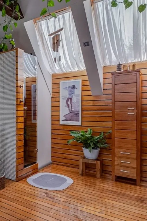 В некоторых комнатах еще остались портреты Полины Дибровой