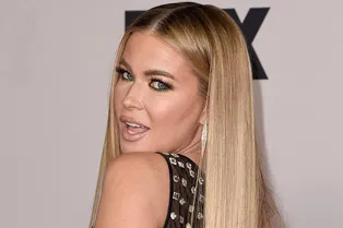 «Секс-бомба всё так же горяча!»: 50-летняя Кармен Электра в бюстгальтере произвела фурор на премии